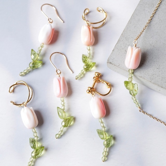 「チューリップ」イヤーカフ 片耳 クィーンコンクシェル ペリドット 天然石 8月誕生石 春 花 ピンク 母の日 ギフト プレゼント