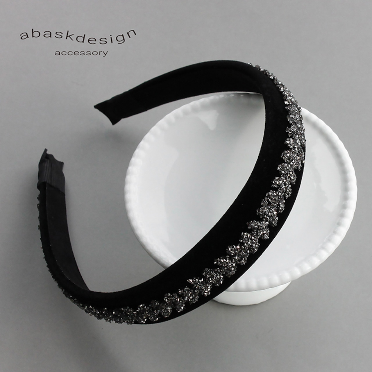 【ネコポス便】カチューシャ 大人 ブラック ベロア ビジュー キラキラ 幅広 ヘアアクセサリー 2549