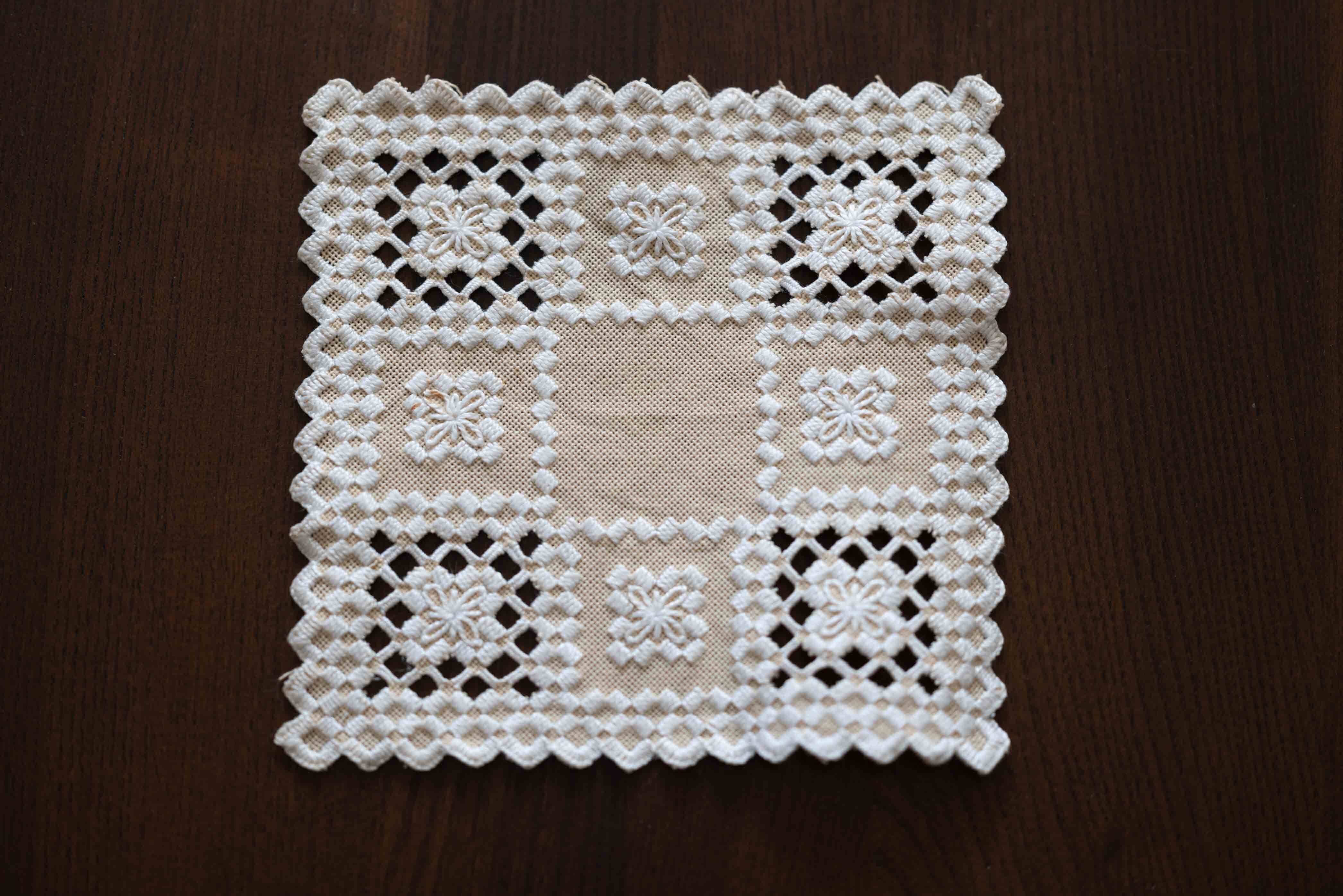 ミニサイズのテーブルクロス 麻の記事に刺繍がされています。 手刺繍 北欧仕入れです