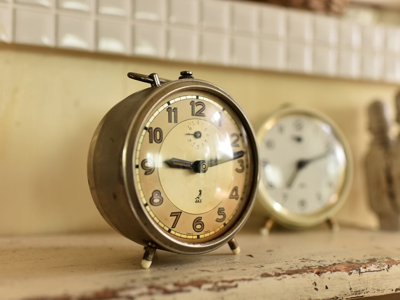 真鍮色がシックで雰囲気のあるJAZ 置き時計(実働)フレンチブロカント