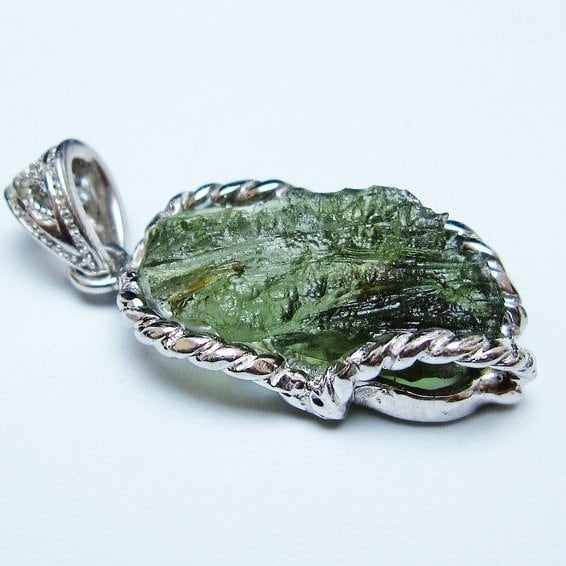 モルダバイト ペンダント モルダウ石 ペンダントトップ 原石 一点物 メール便可 [M便 1/20] 199-534