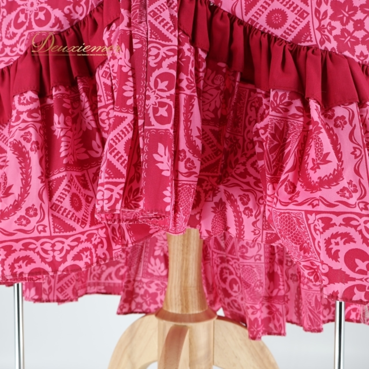 フラダンス 衣装 ワンピース ドレス Muu Muu APPAREL ピンク系 ハワイ製 フリル アシンメトリー パフスリーブ ポケット付き ワントーン かわいい 華やか 鮮やか 明るい ハワイアン アロハ ハワイアンプリント フラ ダンス レッスン 練習