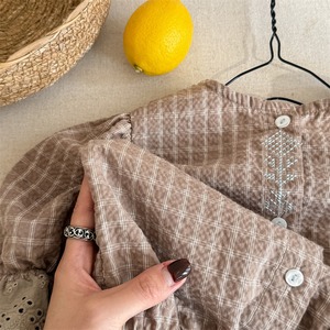 秋フラワー刺しゅうパフスリーブブラウス