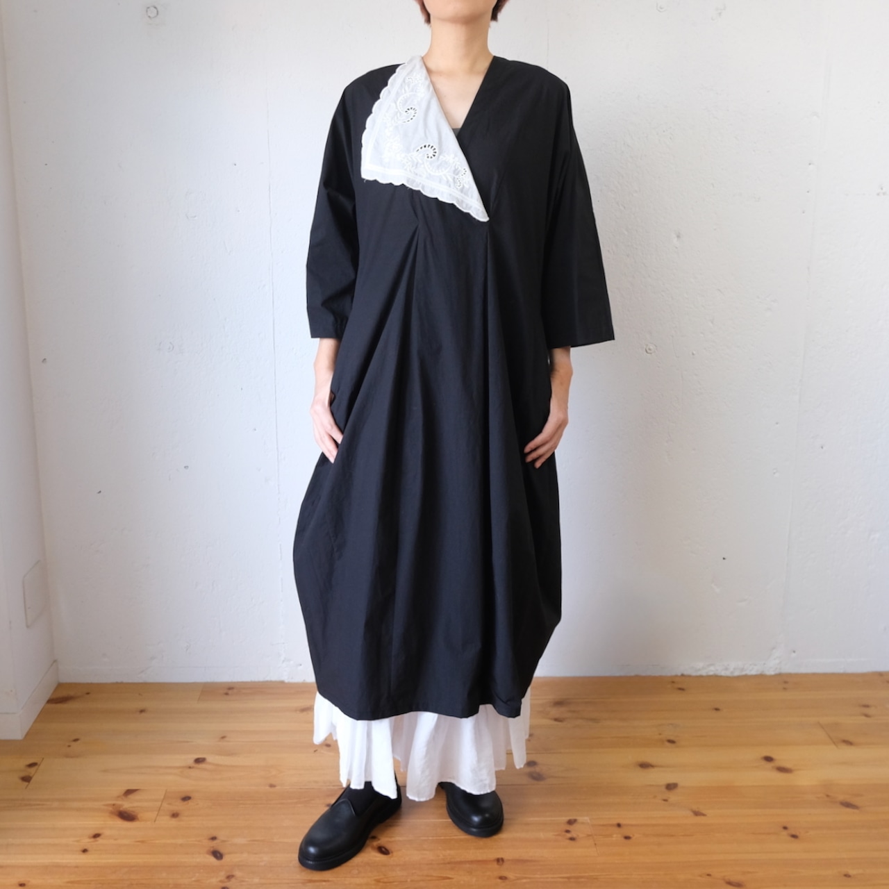 Native Village(ネイティブヴィレッジ) No.07/ landscape : 風景 刺繍襟ダーツドレス(black)