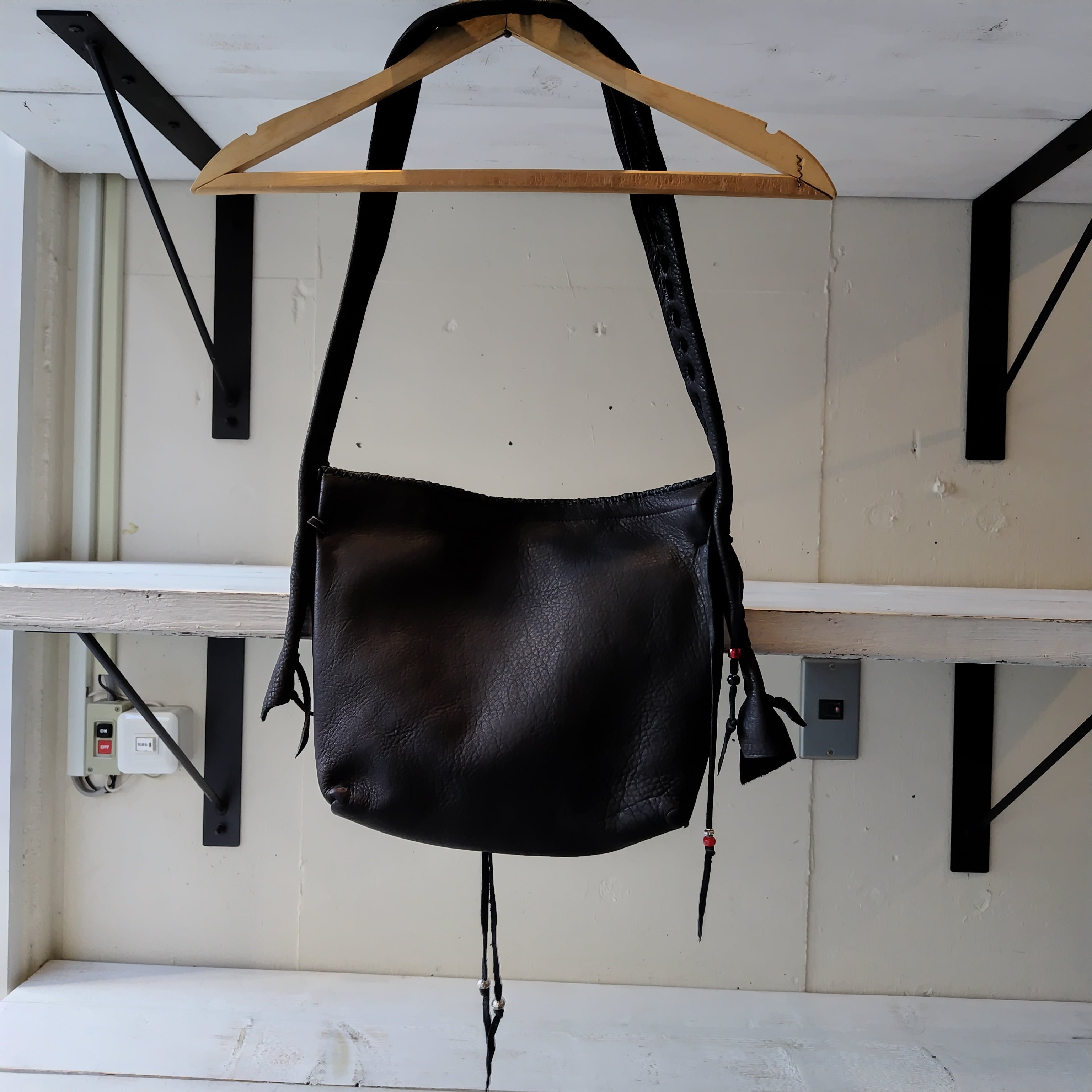 mmk05様専用】ディアスキンボディーバッグ ずらかっ mmk05様専用】ディアスキンボディーバッグ ずらかっ