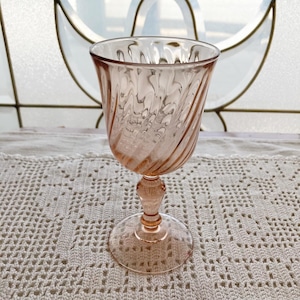 【フランス直輸入】ピンクカラーが愛らしい ワイングラス B　　