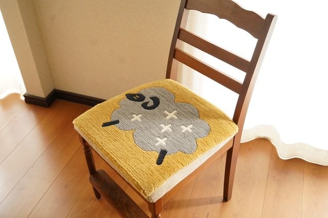 【Animal Motif_SHEEP 02】絵本のような愛嬌をまとう おだやかなヒマラヤ羊_手織りチェアパッド 40×40cm ［60knot］- ヒマラヤの風に包まれる、のんびり愛らしいグレーのヒマラヤ羊の物語 -（イエローｘグレー）