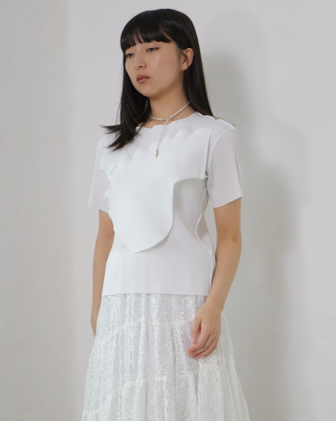 kotoha yokozawa - TODO WAVE TOP *SHORT SLEEVE ：All White｜波打つプリーツ／ラフなデコレーション