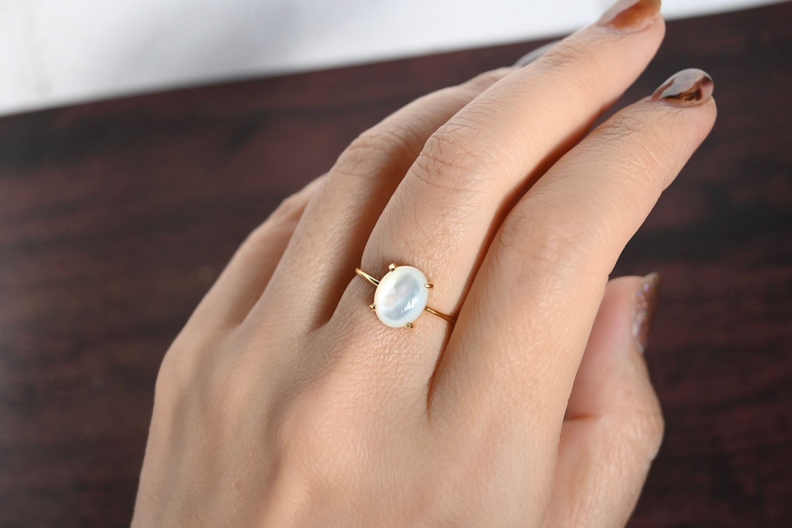 ホワイトシェル（白蝶貝）オーバルカボションリング〜Snowlit Shell