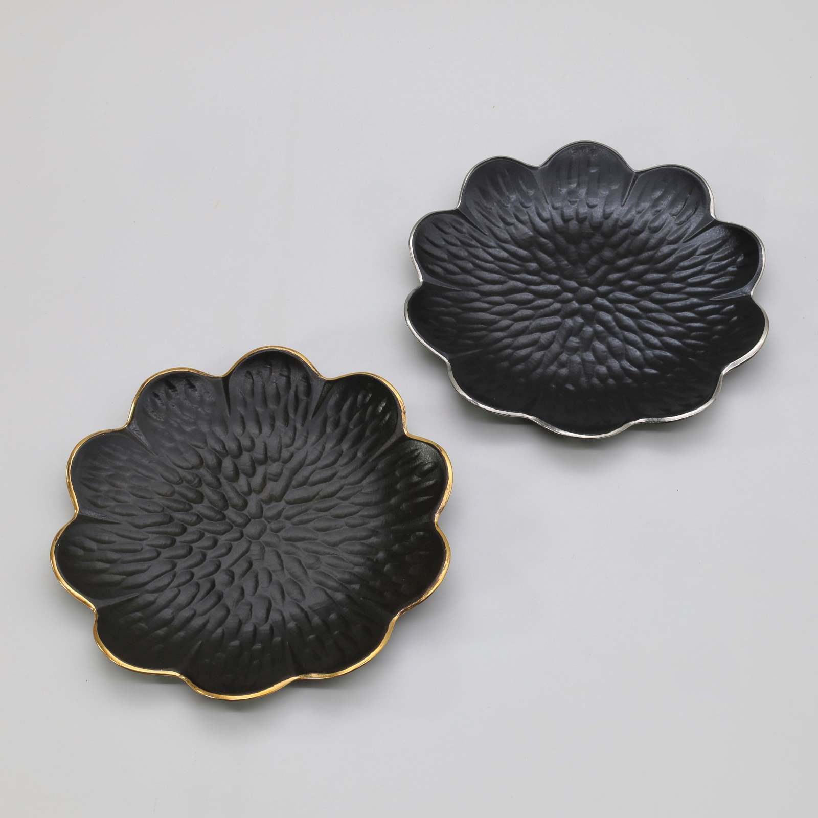 黒漆釉 菊16cm皿 (金・プラチナ) | 有田焼窯元 貝山窯 黒漆釉 菊16cm皿 (金・プラチナ) | 有田焼窯元 貝山窯