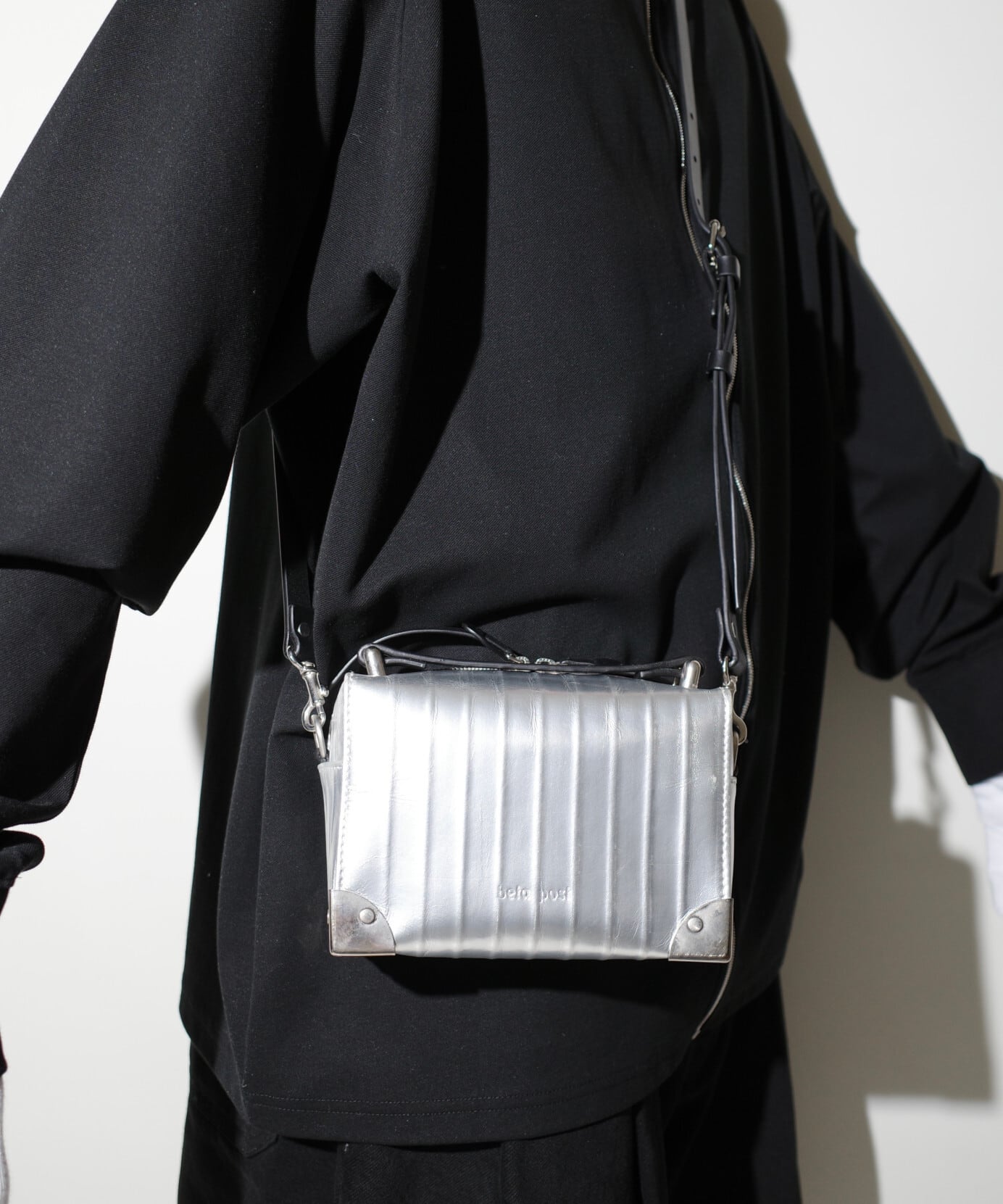 beta post / B02LDBG-238 ALUMIC CONTAINER BAG (BLACK) | AfterSchool