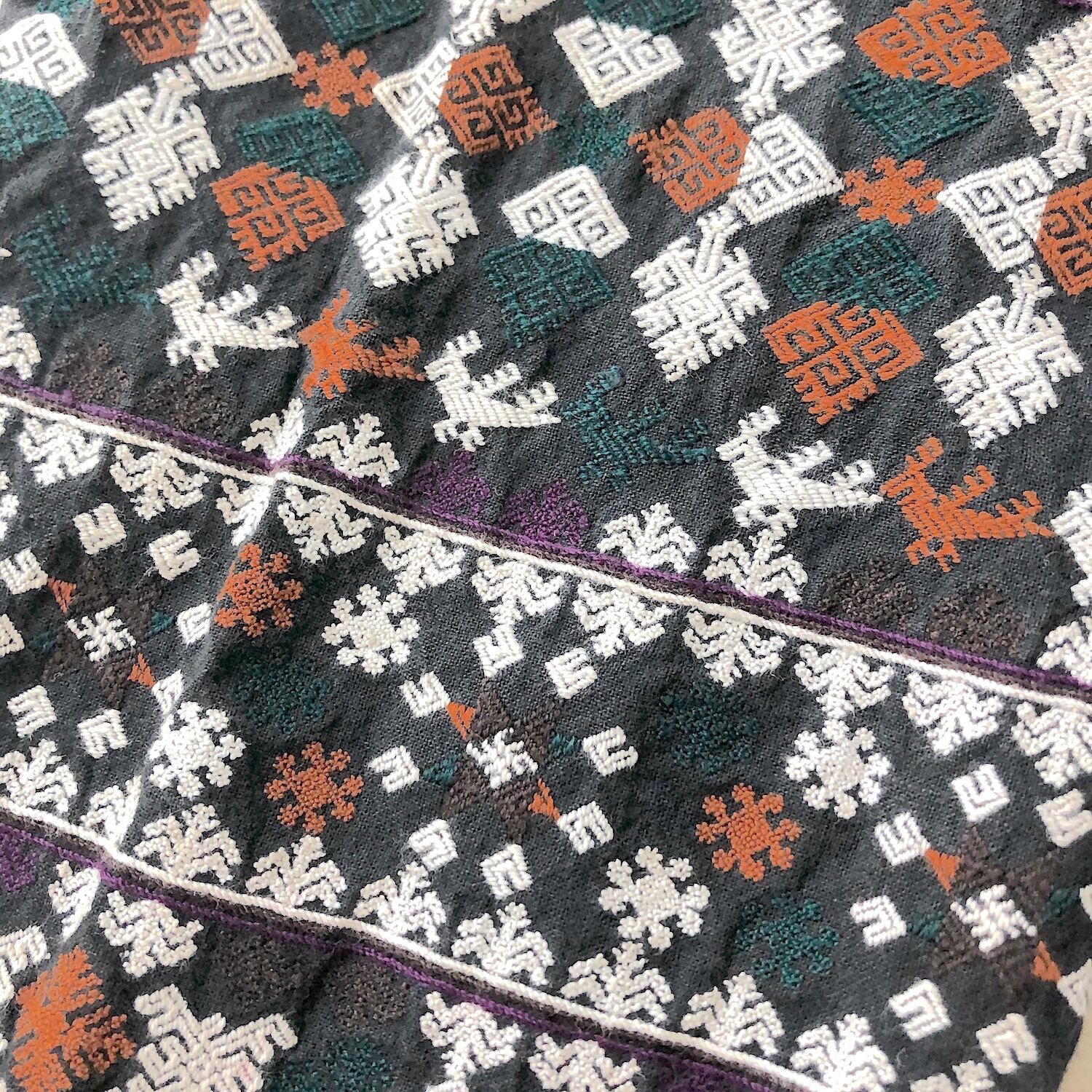 ヤオ族の刺繍インディゴパンツ