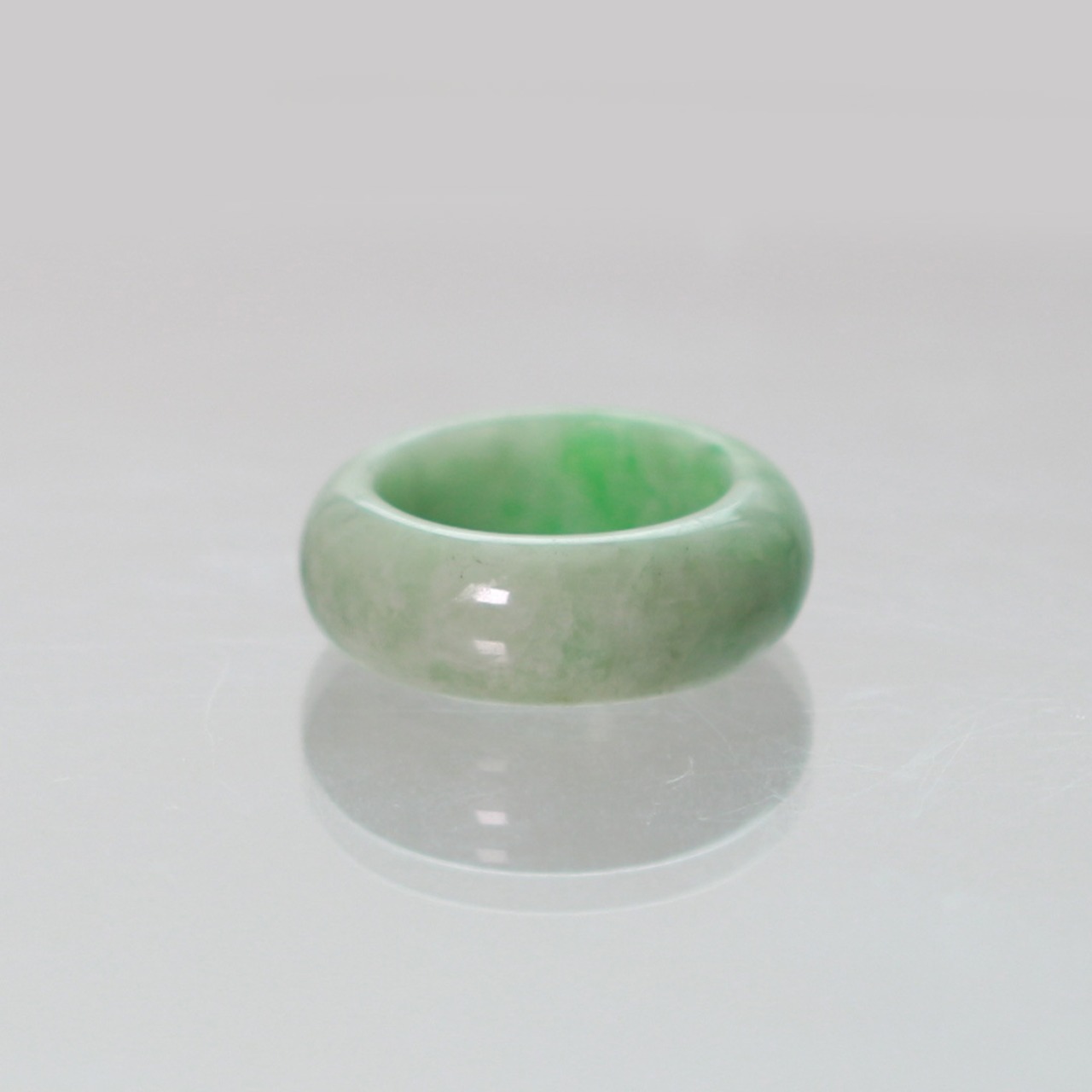 【13号】 優しい色合いが愛らしい 翡翠くり抜き甲丸リング A貨翡翠 jd_rg2455