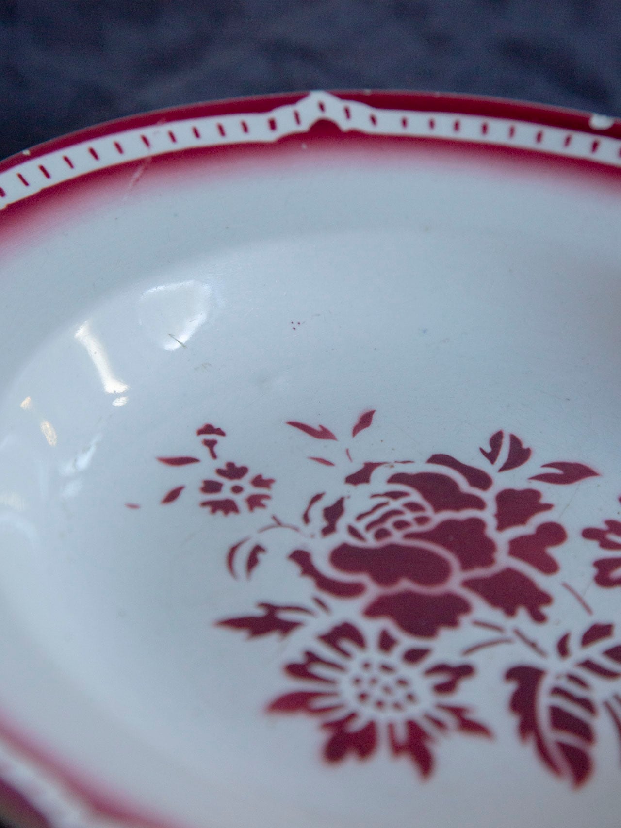 Sarreguemines Digoin 赤い花柄ステンシル 深皿/France 1930s