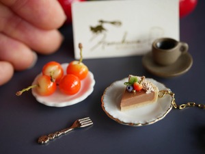 【ピアス/イヤリング】チェリーのチョコタルト | Chocolate Tart Earrings