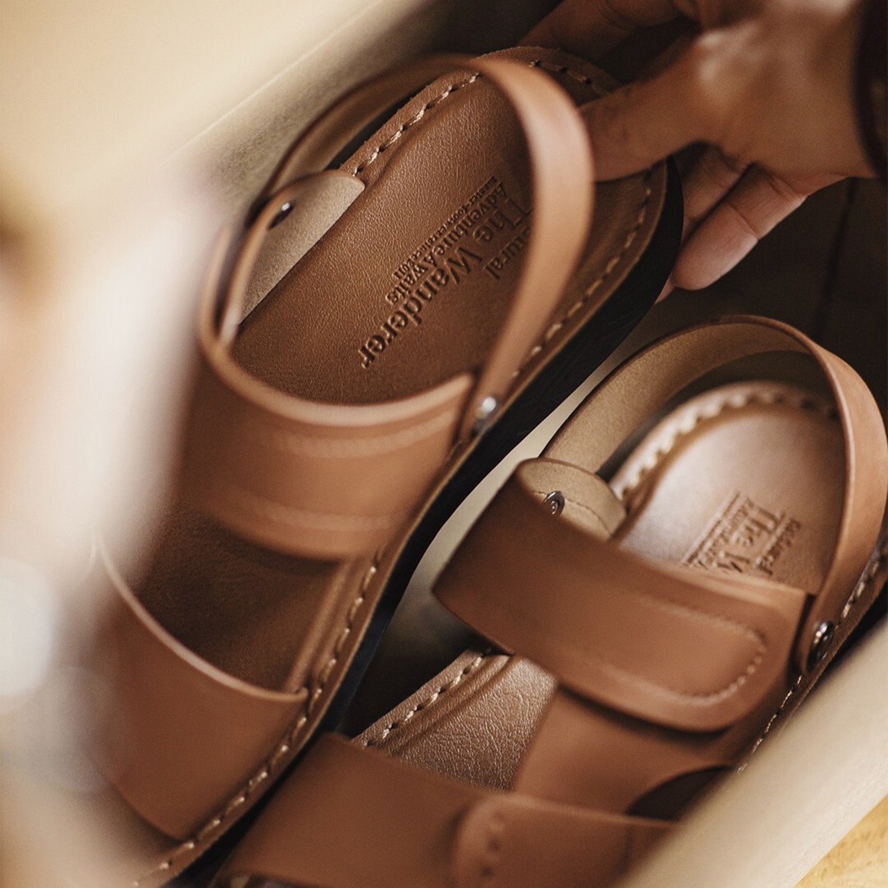 Synthetic Leather Cross Strap Sandals / シンセティック レザー クロス ストラップ サンダル