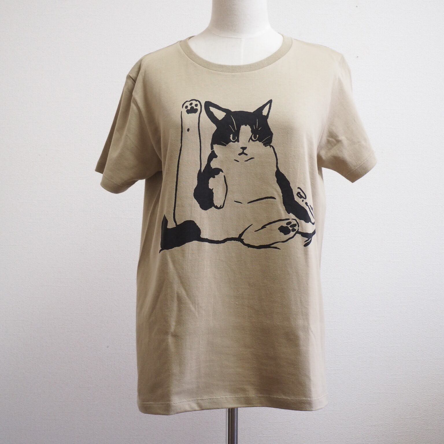 受注制作 白黒ハチワレ猫 グルーミング中 Tシャツ サンドカーキ レディースサイズ ヌイグルミ制作室ビアンカ