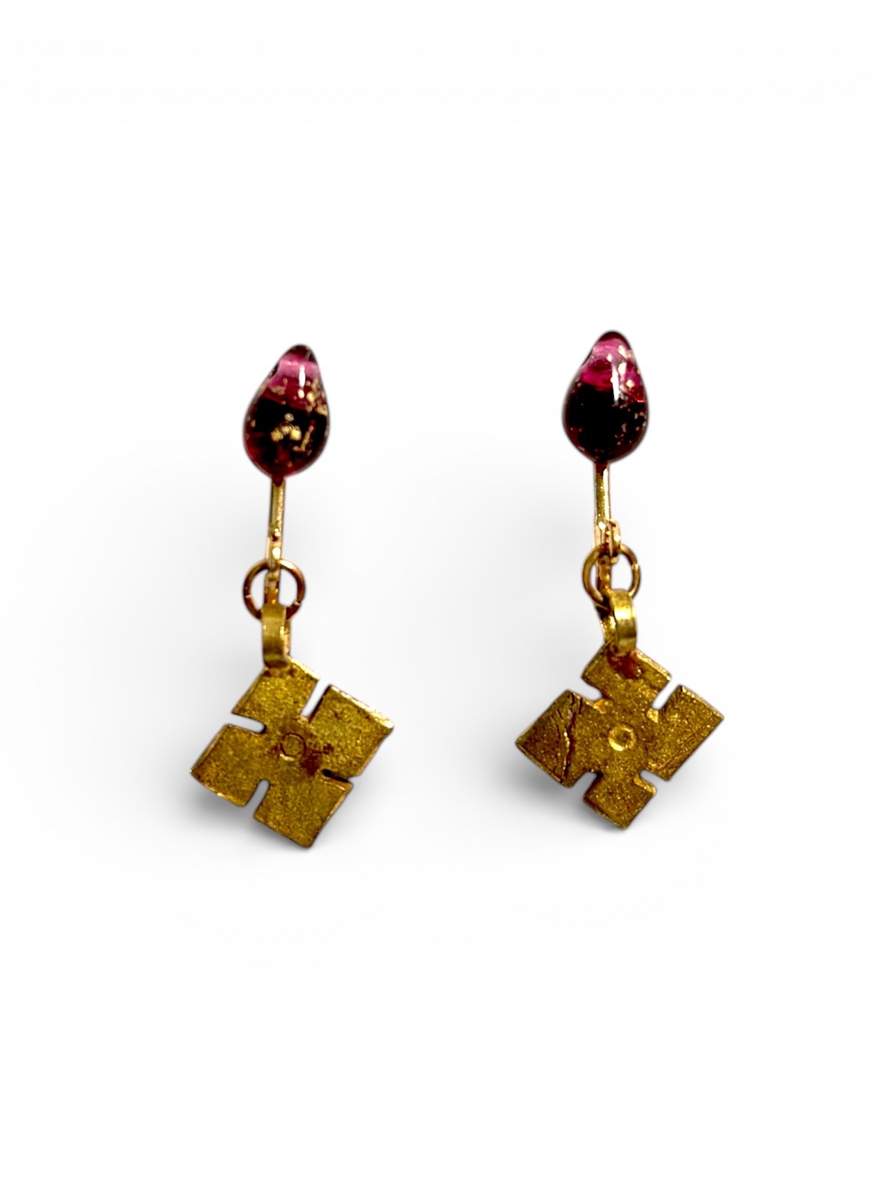 コチニールレッド（Cochineal Red）のドロップビーズとエチオピアンクロスのイヤリング