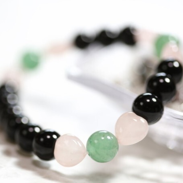グリーンアベンチュリンと黒水晶（モリオン）・ローズクォーツ（ハート）の恋と癒しと魔除けのブレスレット