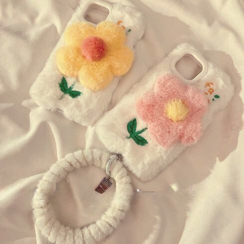 スマホケース レディース iPhoneケース スマホカバー 携帯カバー アイフォンケース 保護ケース 落下防止 フェイクファー ふわふわ 花柄 立体的 ピンク イエロー かわいい 大人可愛い きれいめ カジュアル 上品 エレガント 清楚 フェミニン おしゃれ お洒落 綺麗 お嬢様 大人 送料無料 ラブリー キュート ガーリー 個性的 OL 通勤 学生 通学 デート お出かけ 女子会 休日 パーティー イベント リゾート 旅行 春 秋 冬 10代 20代 30代 40代 ママ 韓国 ギフト プレゼント モテ