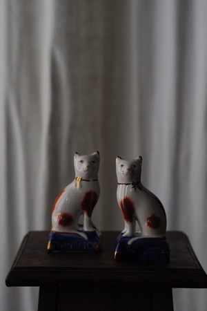 いつも上向きな二匹のネコ-antique pair staffordshire cat objet