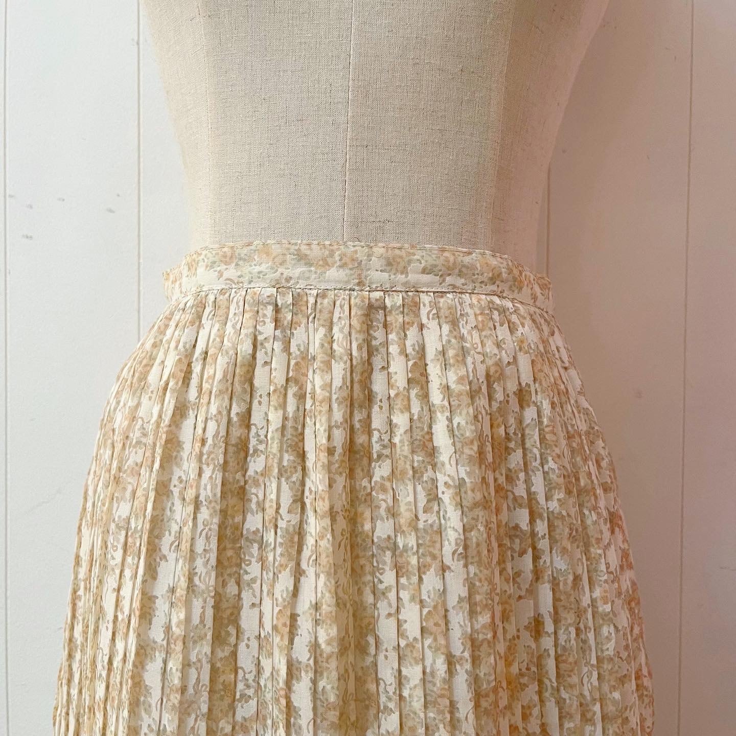 clear mini rose pleats skirt