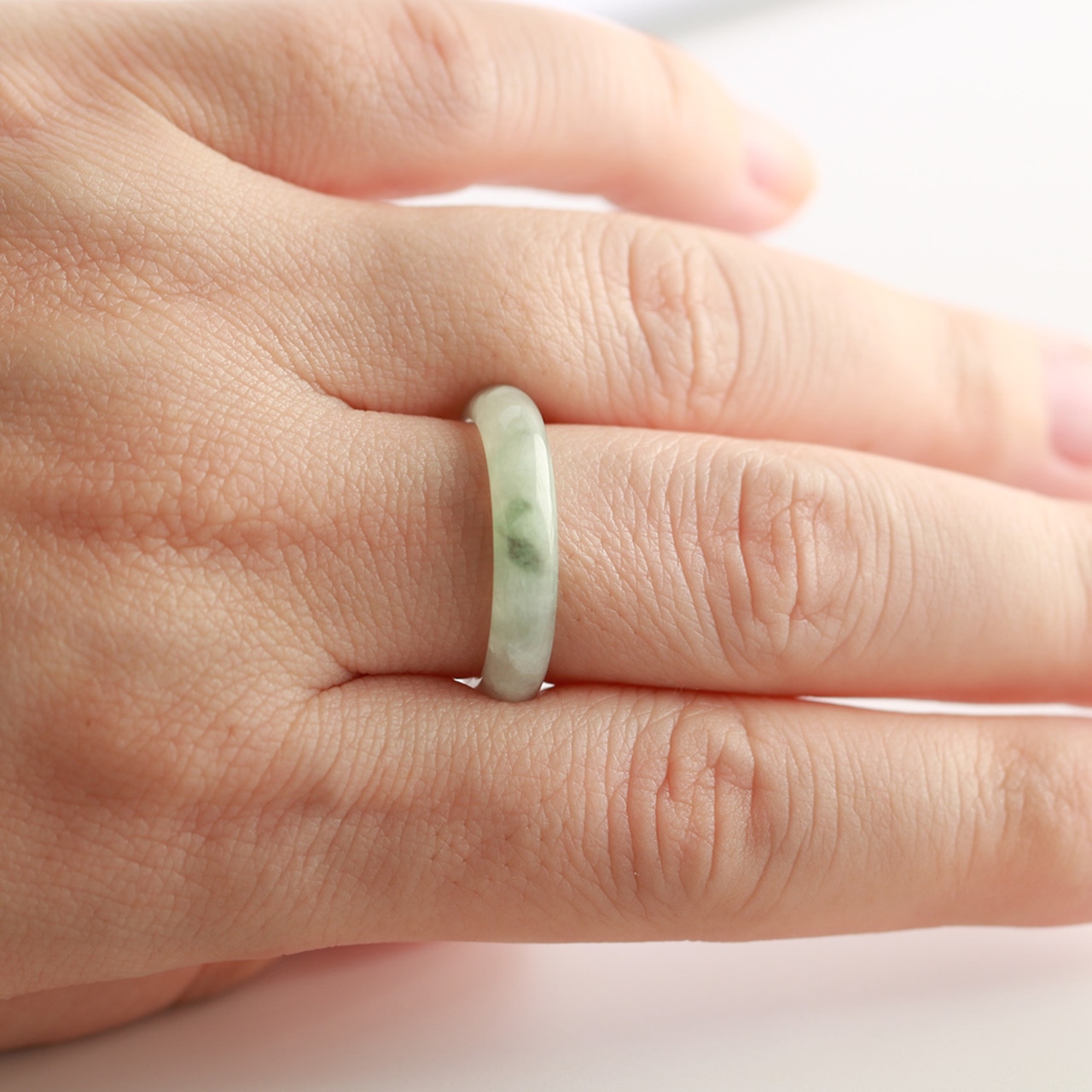 【17号】光が差し込む天然翡翠リング 白翡翠 くり抜き甲丸リング A貨翡翠 jd_rg1480