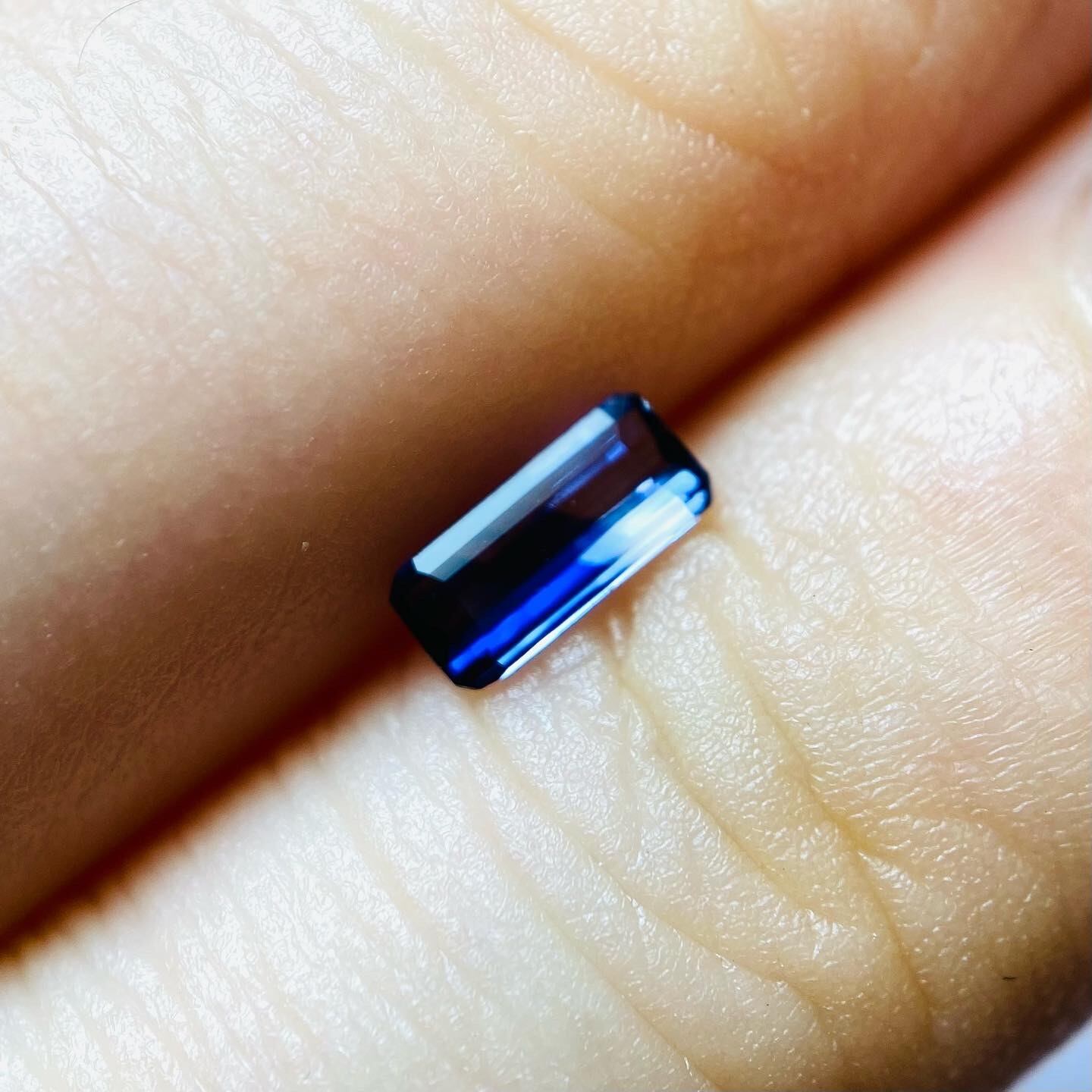 モダンアートなサファイア