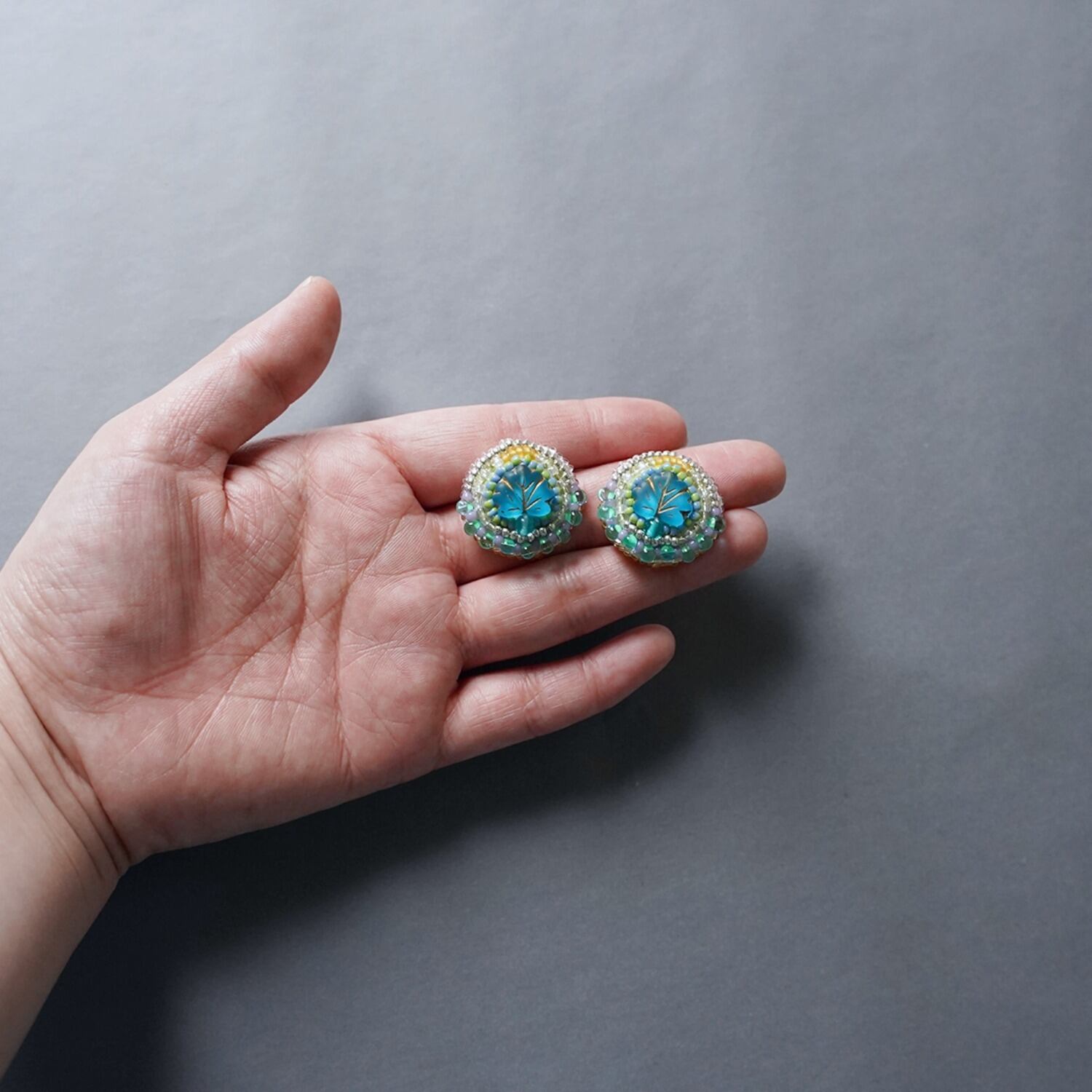サージカルステンレス⭐︎ビーズ刺繍ピアス ビーズ刺繍のイヤリング ピアス 42 ブルー 葉っぱ カラフル おおぶり