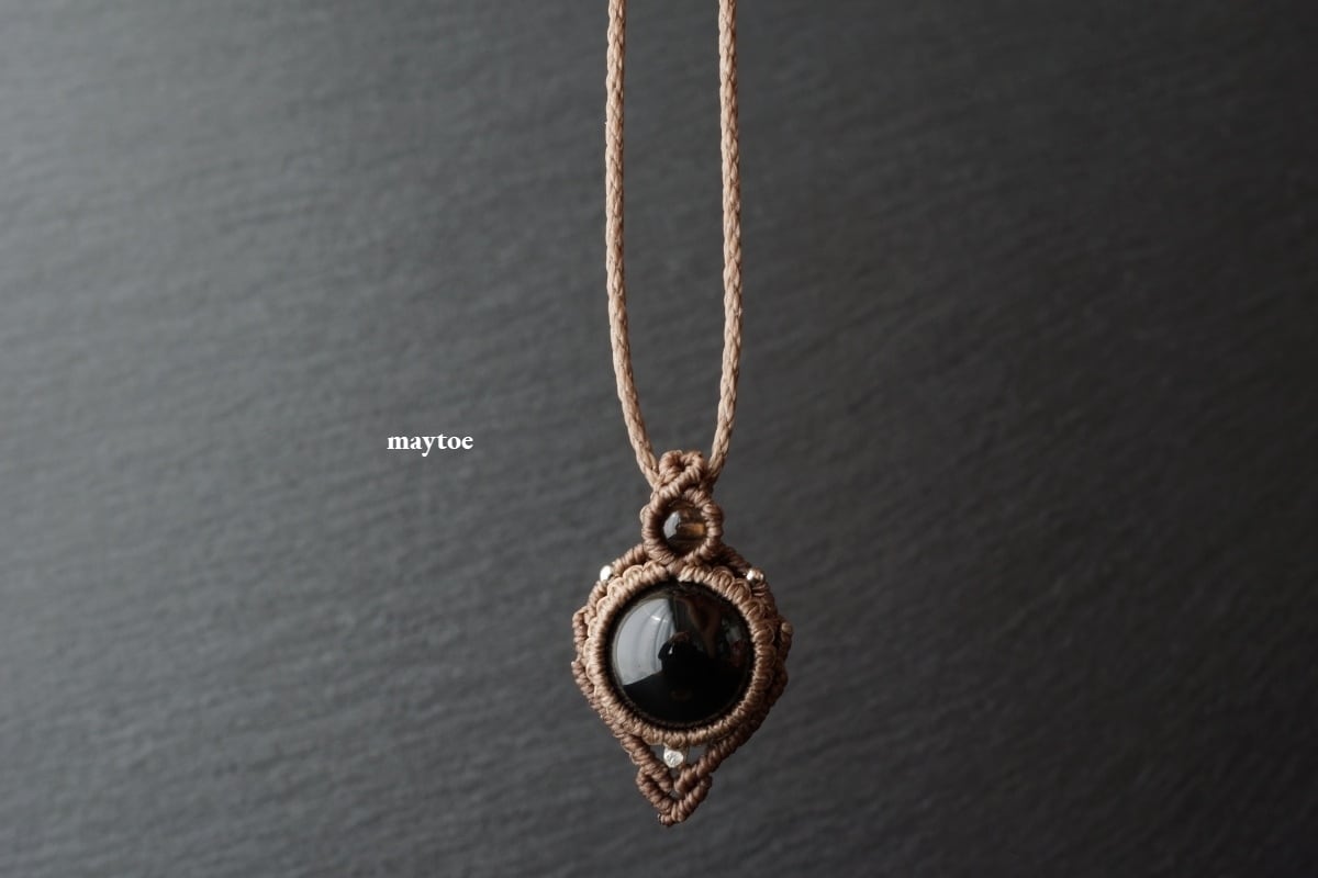 小ぶりなモリオン(黒水晶)のマクラメネックレス【紐色チェンジ可