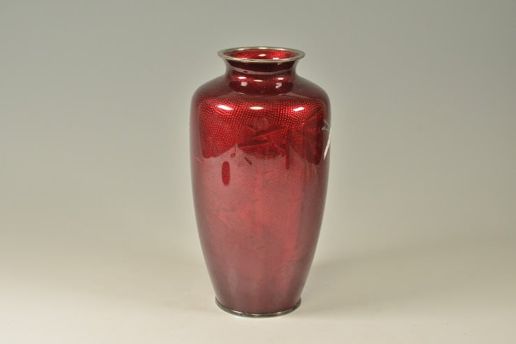 【美品・台座付き】骨董品　七宝焼花瓶 ― 鶴と桜が舞う黒地の工芸美 美品・台座付き】骨董品 七宝焼花瓶 ― 鶴と桜が舞う黒地の工芸美