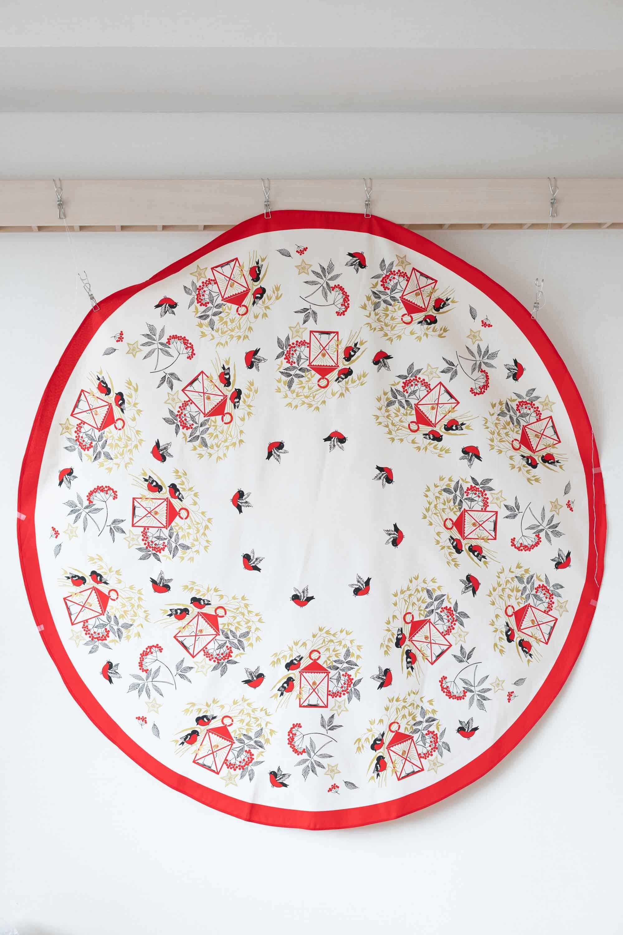 北欧雑貨で大人気のalmedahls(アルメダールス)のビンテージ円形テーブルクロス キャンドルと鳥のモチーフが素敵です!