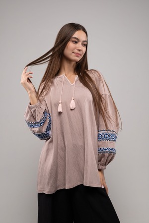 ウクライナ刺繍ヴィシヴァンカ クロスステッチ　手刺繍　ブラウス　麻　レディース・フリーサイズ