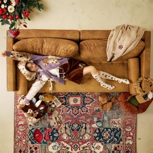 冬の森で寄り添う二匹の猫たちのふわもこカーディガン E00613