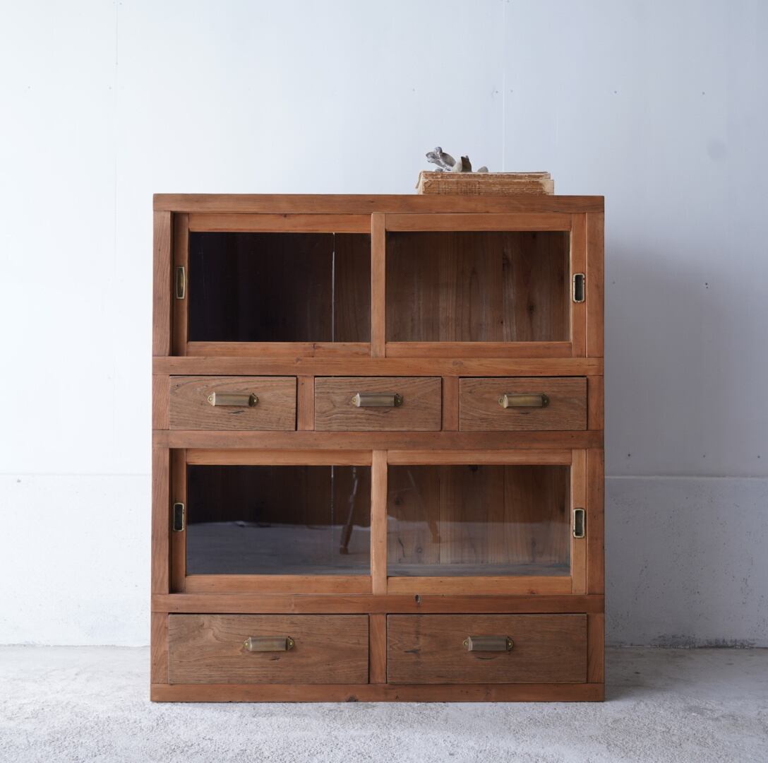 ガラス引き戸のキャビネット