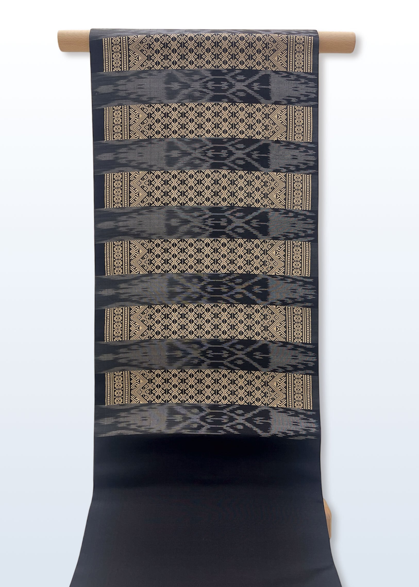 (名古屋)黒地クリームイカット外国布調織 LUGO−042(リユース品)