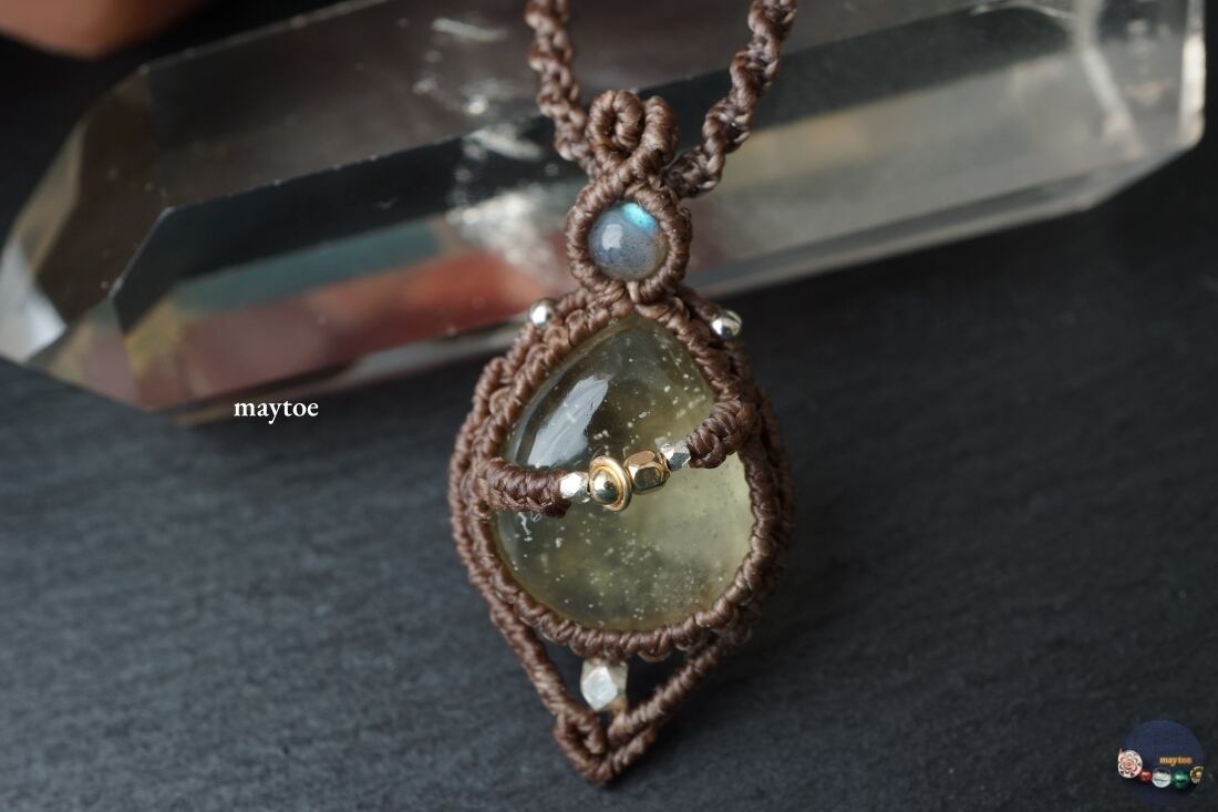 【希少石】リビアングラスのマクラメネックレス<最強と謳われるヒーリングストーン>