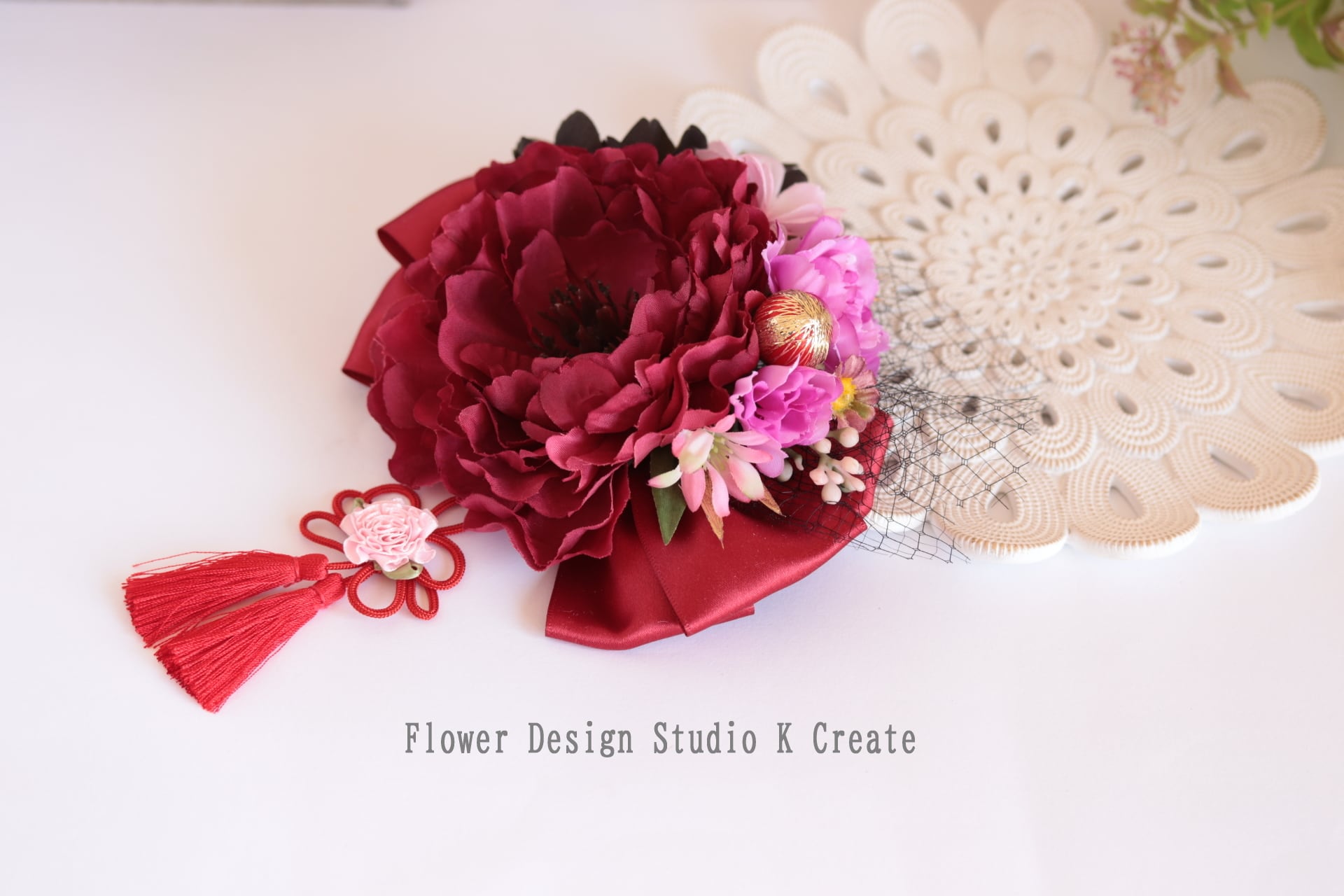 赤いピオニーとリボンのヘアクリップ 着物 髪飾り 和装 入学式 卒業式 袴 タッセル チュール 七五三 振袖