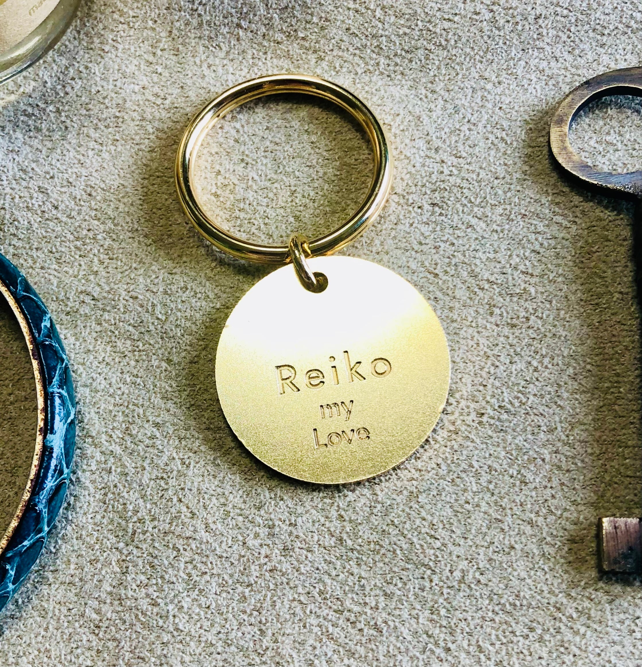 名入れ・文字入れ刻印できる真鍮プレートラウンドキーホルダー | naosbrass