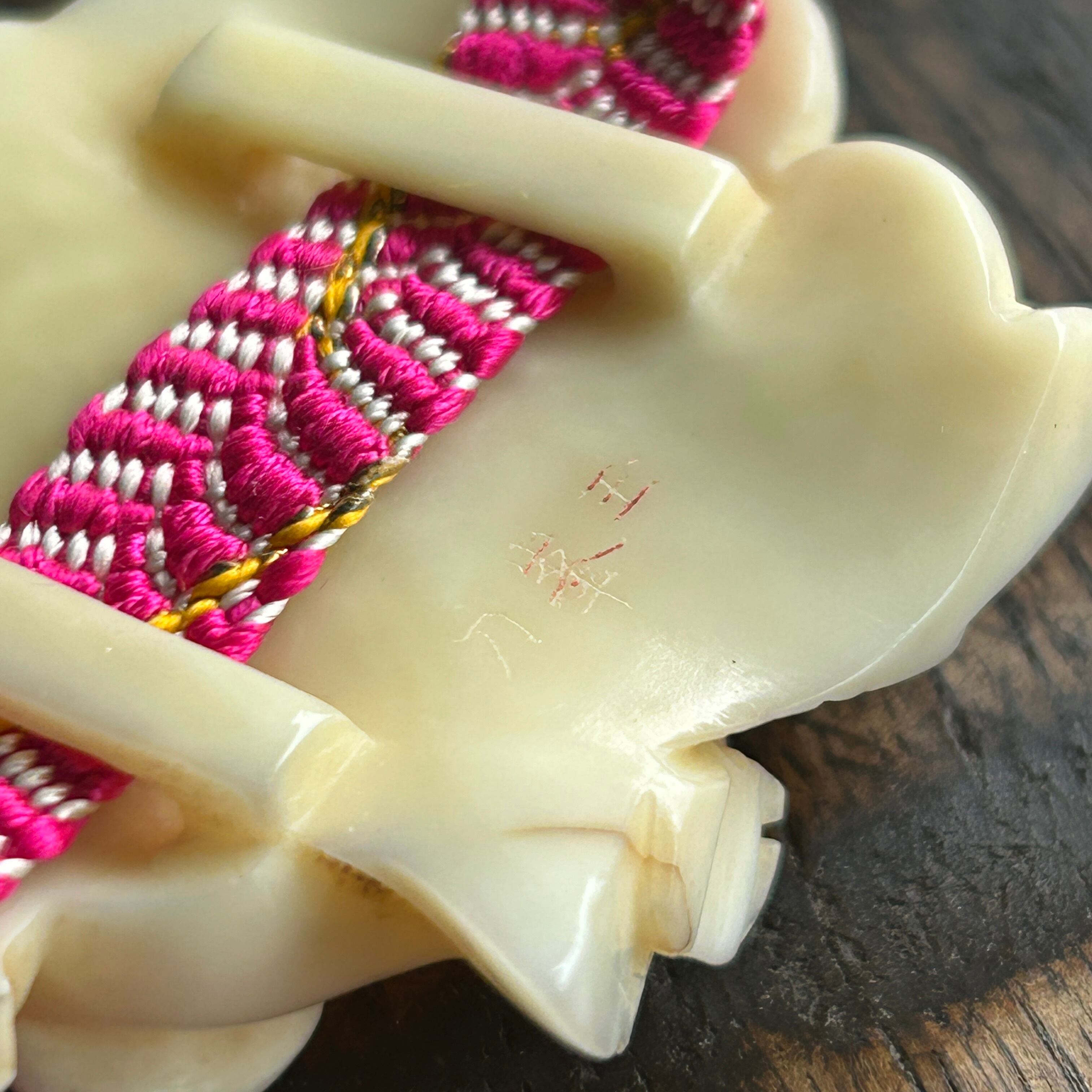 アンティーク　マッコウ鯨歯　なんだか福々しい中間の帯留め