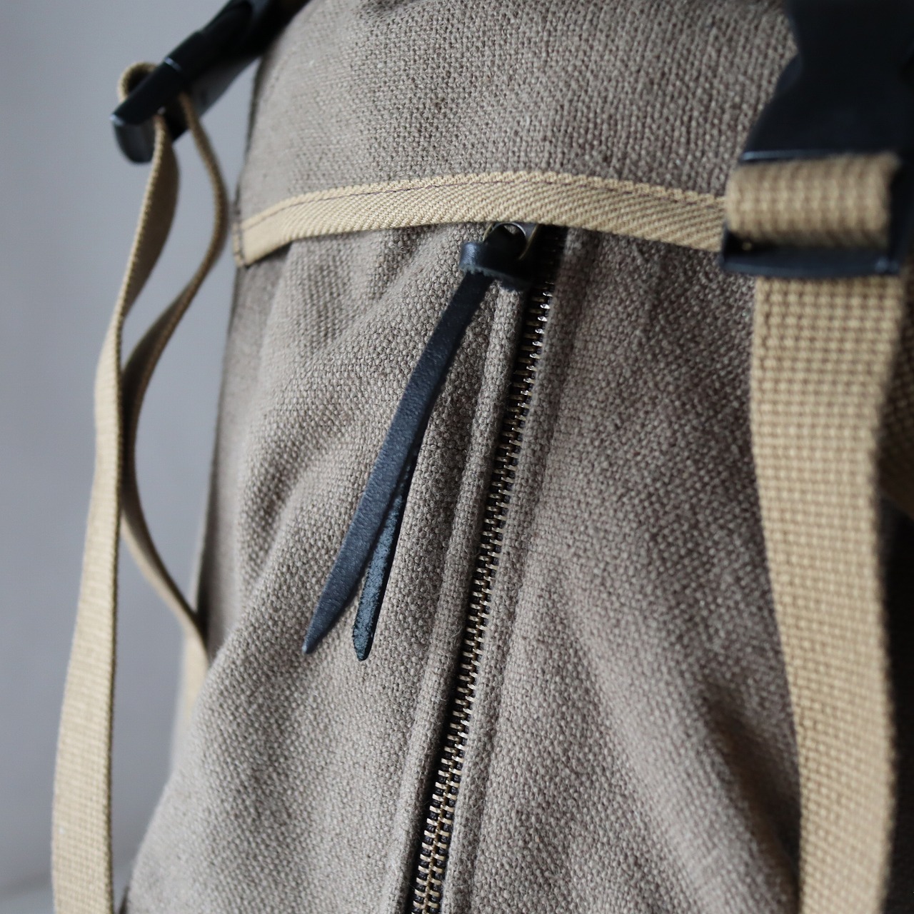 【Deadstock Item】バックパック / Top-flap Draw Backpack / アッシュグレー&ネイビー×バーガンディ・ボトム