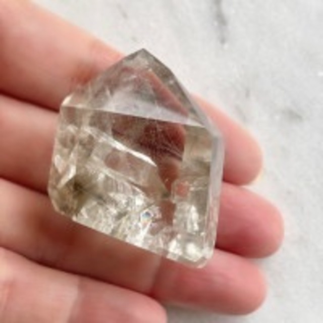 【超美石】ブラジル産　プラチナルチル入り　水晶　ポイント　（クォーツインクォーツ）（虹入り）　6081