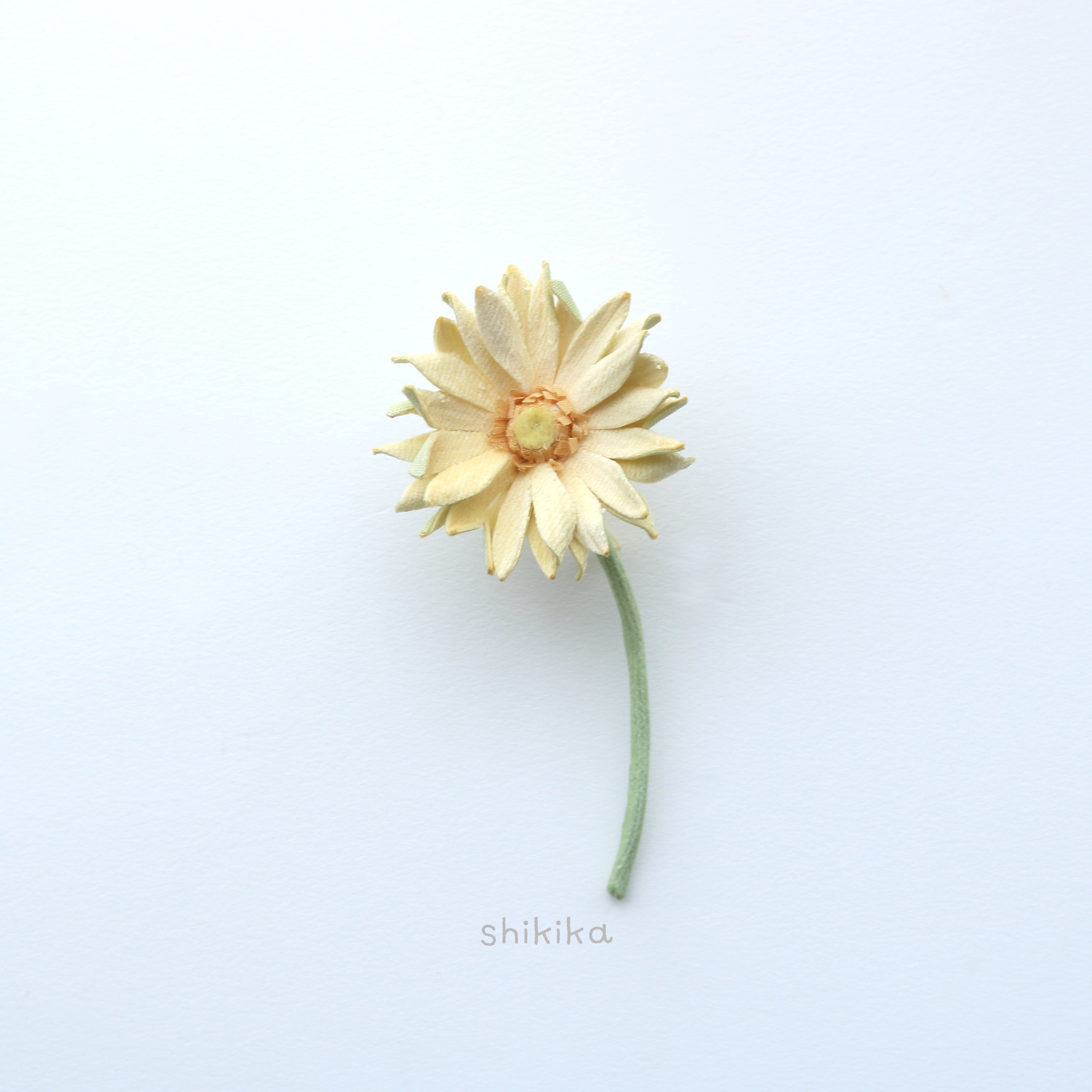 ガーベラ パスタ カルボナーラ の布花ブローチ Shikika 四季の布花アクセサリー