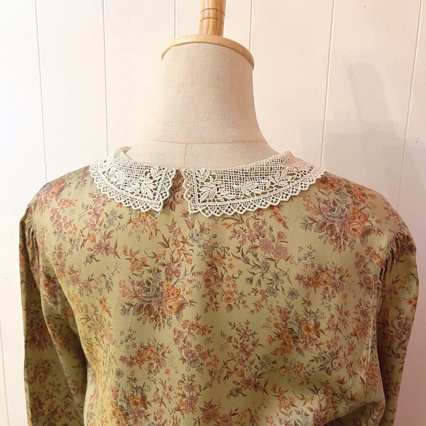 bright green flower lace collar set up