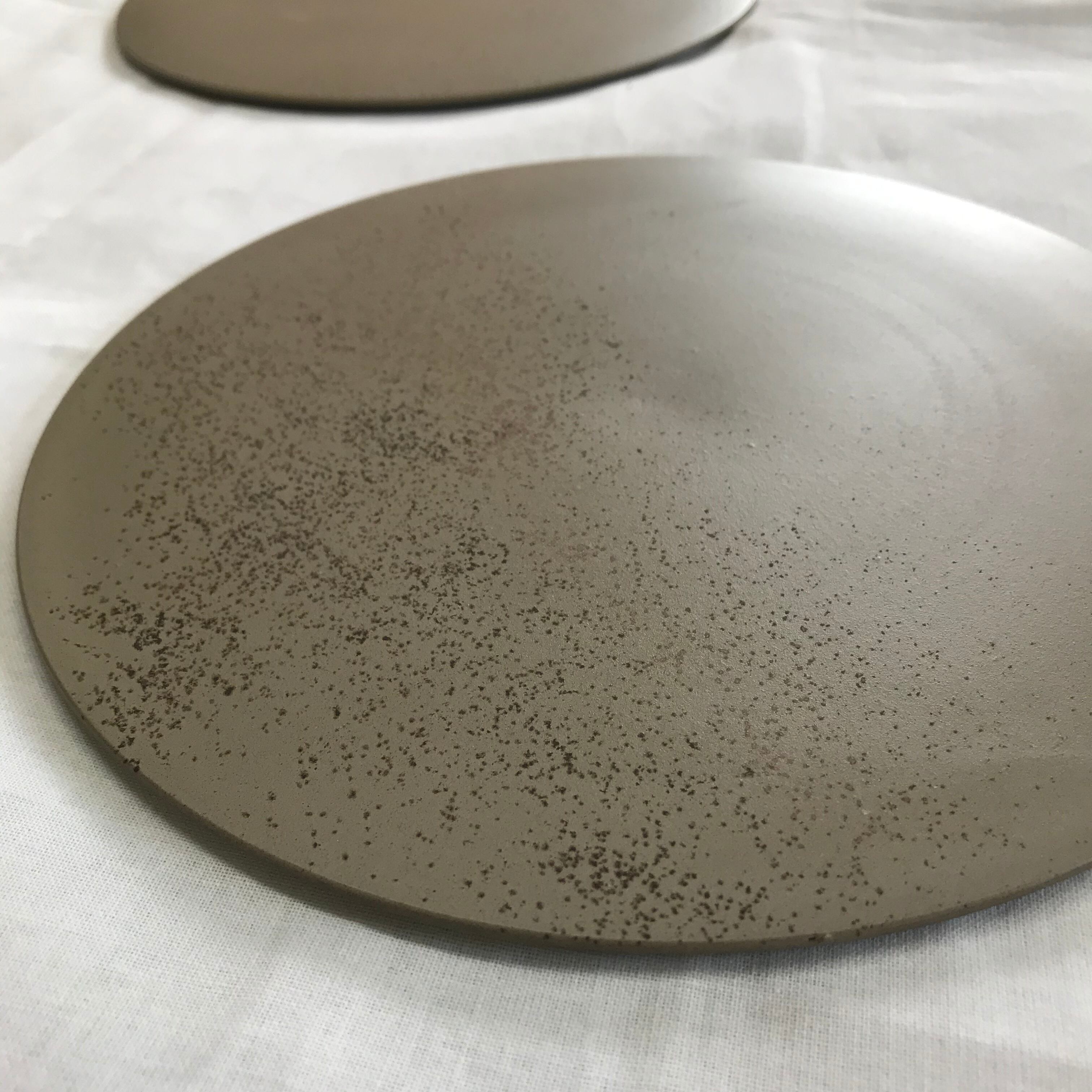 常滑の器 盤プロジェクト 佳窯グレー牡蠣殻 24㎝サイズiso37 | ISOBEYA