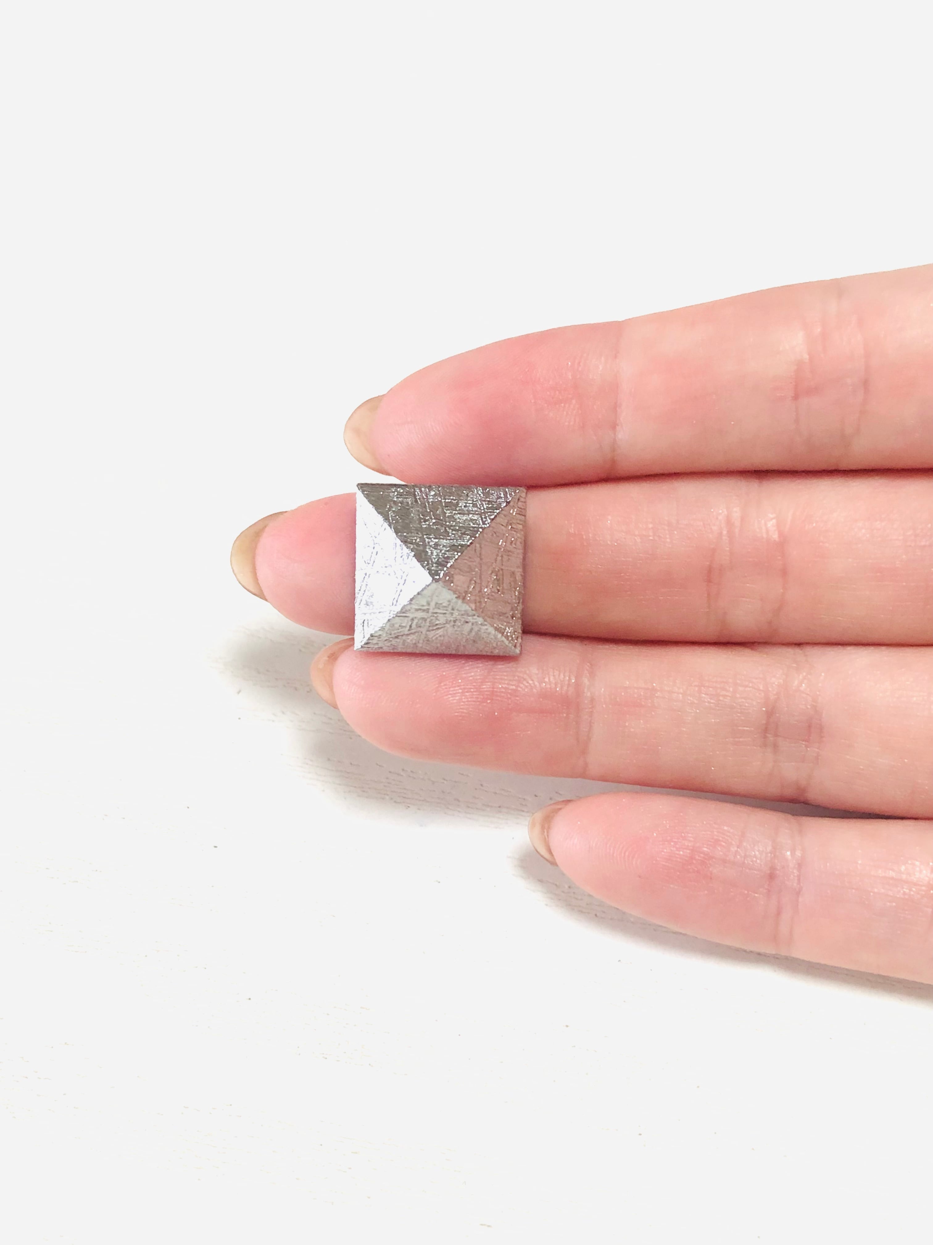 レア！ギベオン隕石のピラミッド（Lサイズ） | 虹色の星