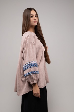 ウクライナ刺繍ヴィシヴァンカ クロスステッチ　手刺繍　ブラウス　麻　レディース・フリーサイズ