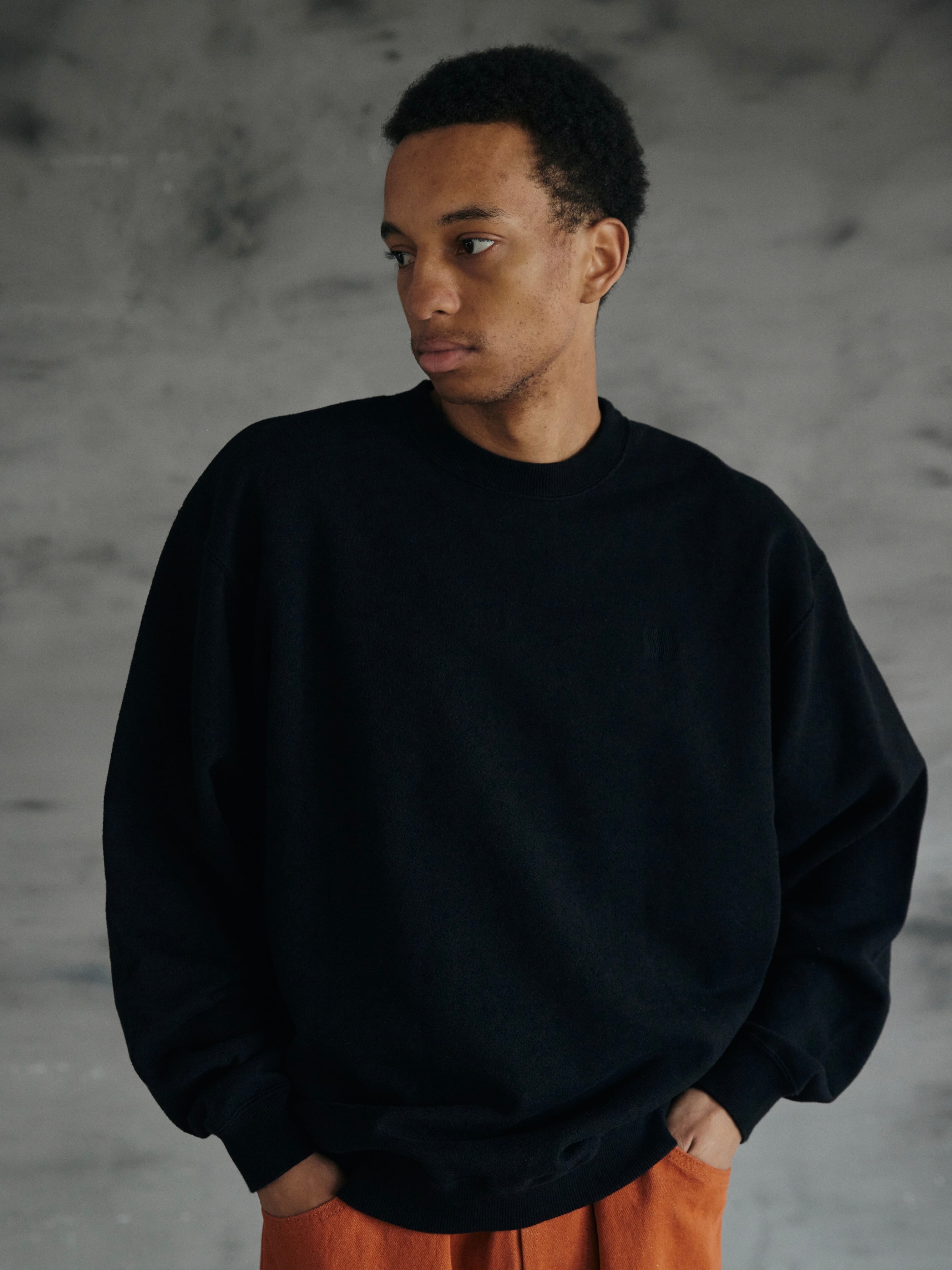 コンフォータブルリーズン BOUCLE LOGO SWEAT BLACK L