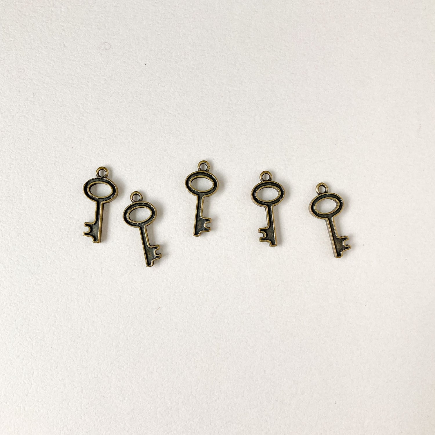 アンティーク風 シンプル鍵モチーフチャーム