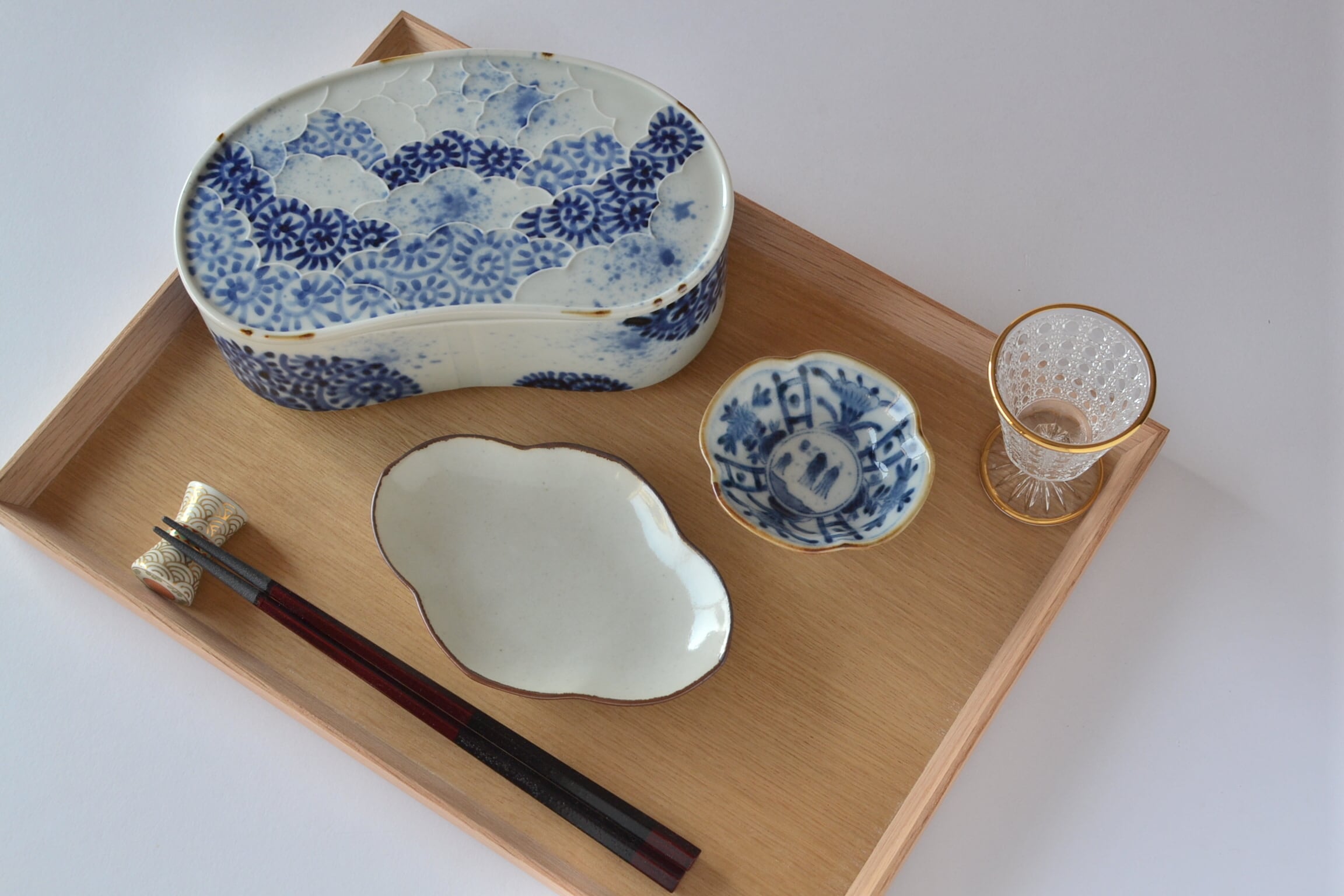 有田焼　大皿 陶磁器 木箱付き 送料無料】有田焼 10寸皿 金彩花模様 飾り皿（木箱・皿立付） : 有田焼